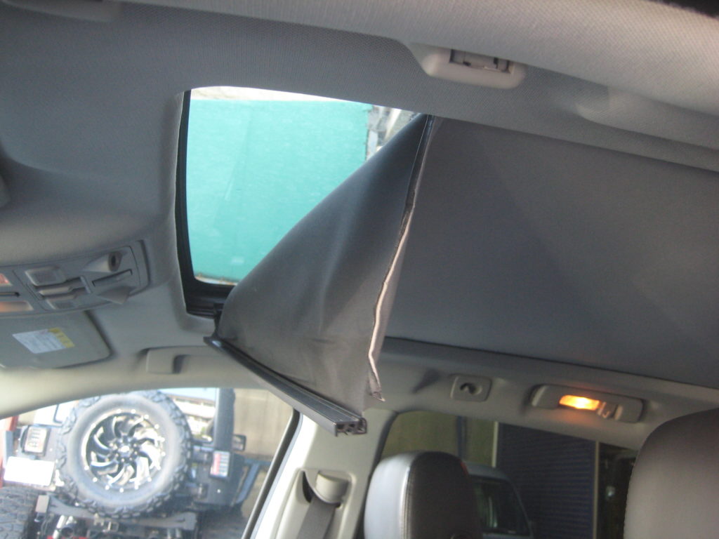 キャデラック SRX サンルーフ修理 シェード ライナー ルーフ 天井 垂れ 張り替え | 88ハウス マリンウェーブ SUV専門店 アメ車の